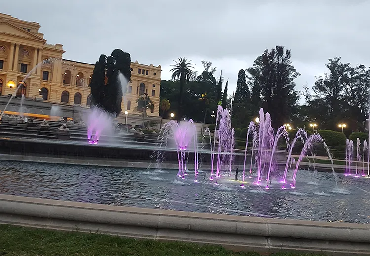 Vista do Museu do Ipiranga e da fonte